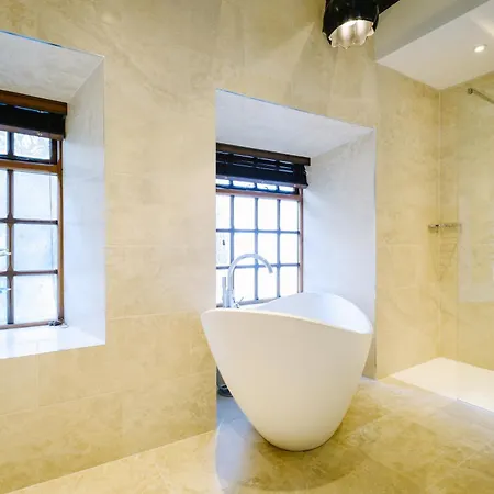 Grade 2 Listed 2 Bedroom Pet Friendly - Parking - Hot Tub - Very Quiet בית נופש באונס-און-ווינדרמיר