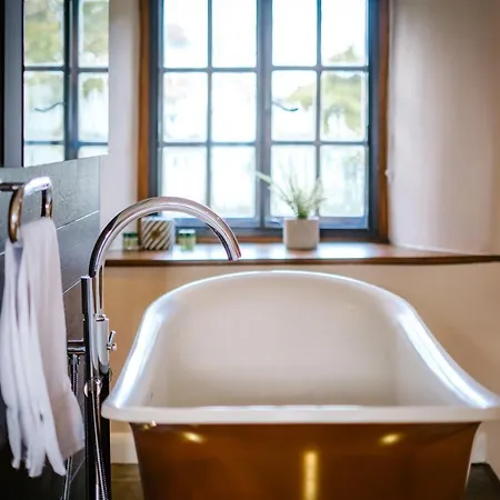 Grade 2 Listed 2 Bedroom Pet Friendly - Parking - Hot Tub - Very Quiet בית נופש *