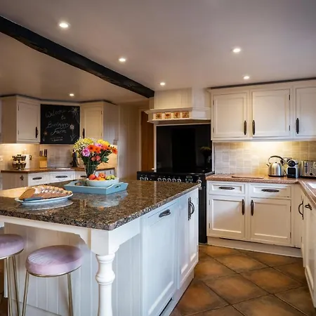 Grade 2 Listed 2 Bedroom Pet Friendly - Parking - Hot Tub - Very Quiet