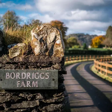 בית נופש Grade 2 Listed 2 Bedroom Pet Friendly - Parking - Hot Tub - Very Quiet באונס-און-ווינדרמיר