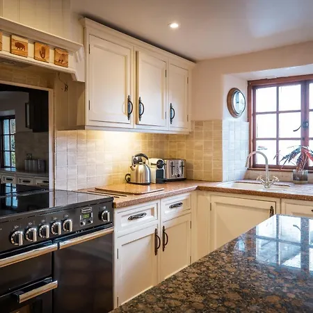 Grade 2 Listed 2 Bedroom Pet Friendly - Parking - Hot Tub - Very Quiet באונס-און-ווינדרמיר