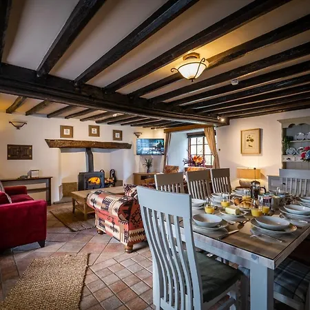 בית נופש Grade 2 Listed 2 Bedroom Pet Friendly - Parking - Hot Tub - Very Quiet *