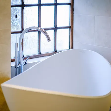 בית נופש Grade 2 Listed 2 Bedroom Pet Friendly - Parking - Hot Tub - Very Quiet *