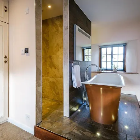 Grade 2 Listed 2 Bedroom Pet Friendly - Parking - Hot Tub - Very Quiet *