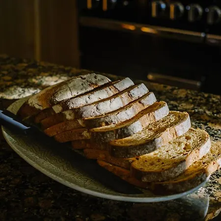 בית נופש Grade 2 Listed 2 Bedroom Pet Friendly - Parking - Hot Tub - Very Quiet באונס-און-ווינדרמיר