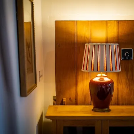 Grade 2 Listed 2 Bedroom Pet Friendly - Parking - Hot Tub - Very Quiet