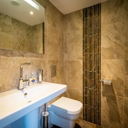 Grade 2 Listed 2 Bedroom Pet Friendly - Parking - Hot Tub - Very Quiet * באונס-און-ווינדרמיר