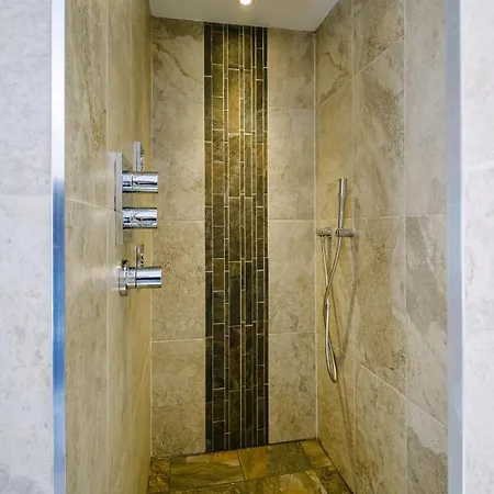 Grade 2 Listed 2 Bedroom Pet Friendly - Parking - Hot Tub - Very Quiet בית נופש