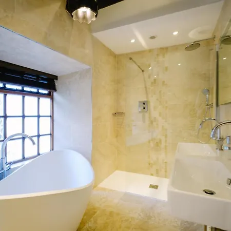 Grade 2 Listed 2 Bedroom Pet Friendly - Parking - Hot Tub - Very Quiet בית נופש *