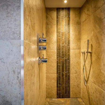 Grade 2 Listed 2 Bedroom Pet Friendly - Parking - Hot Tub - Very Quiet בית נופש באונס-און-ווינדרמיר