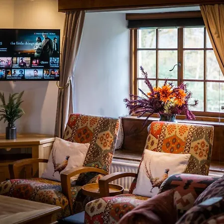 Grade 2 Listed 2 Bedroom Pet Friendly - Parking - Hot Tub - Very Quiet *