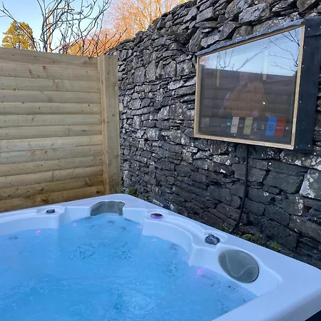 Grade 2 Listed 2 Bedroom Pet Friendly - Parking - Hot Tub - Very Quiet בית נופש