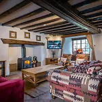 Grade 2 Listed 2 Bedroom Pet Friendly - Parking - Hot Tub - Very Quiet * Bowness-on-Windermere