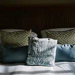 Grade 2 Listed 2 Bedroom Pet Friendly - Parking - Hot Tub - Very Quiet Bowness-on-Windermere