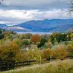 Grade 2 Listed 2 Bedroom Pet Friendly - Parking - Hot Tub - Very Quiet