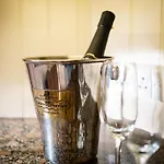 Grade 2 Listed 2 Bedroom Pet Friendly - Parking - Hot Tub - Very Quiet Σπίτι διακοπών