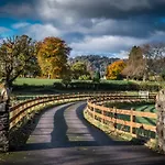 Grade 2 Listed 2 Bedroom Pet Friendly - Parking - Hot Tub - Very Quiet Bowness-on-Windermere