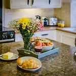 Grade 2 Listed 2 Bedroom Pet Friendly - Parking - Hot Tub - Very Quiet * Bowness-on-Windermere