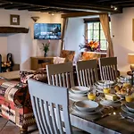 Grade 2 Listed 2 Bedroom Pet Friendly - Parking - Hot Tub - Very Quiet Σπίτι διακοπών