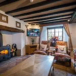 Grade 2 Listed 2 Bedroom Pet Friendly - Parking - Hot Tub - Very Quiet *