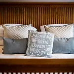 Grade 2 Listed 2 Bedroom Pet Friendly - Parking - Hot Tub - Very Quiet Σπίτι διακοπών Bowness-on-Windermere