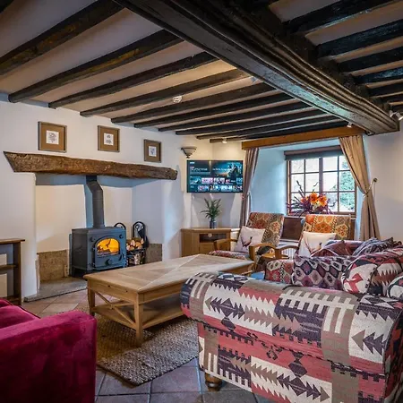 Grade 2 Listed 2 Bedroom Pet Friendly - Parking - Hot Tub - Very Quiet * Bowness-on-Windermere