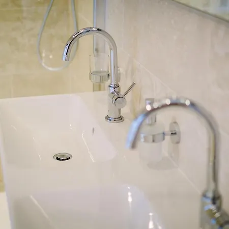 Grade 2 Listed 2 Bedroom Pet Friendly - Parking - Hot Tub - Very Quiet