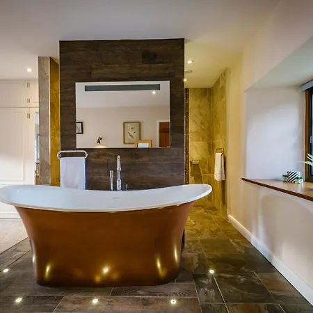 Grade 2 Listed 2 Bedroom Pet Friendly - Parking - Hot Tub - Very Quiet *