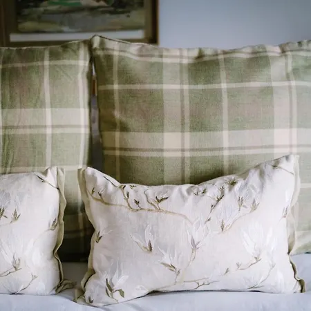 Grade 2 Listed 2 Bedroom Pet Friendly - Parking - Hot Tub - Very Quiet