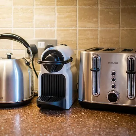 Ferienhaus Grade 2 Listed 2 Bedroom Pet Friendly - Parking - Hot Tub - Very Quiet Bowness-on-Windermere