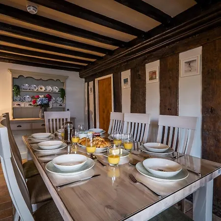 Grade 2 Listed 2 Bedroom Pet Friendly - Parking - Hot Tub - Very Quiet * Bowness-on-Windermere