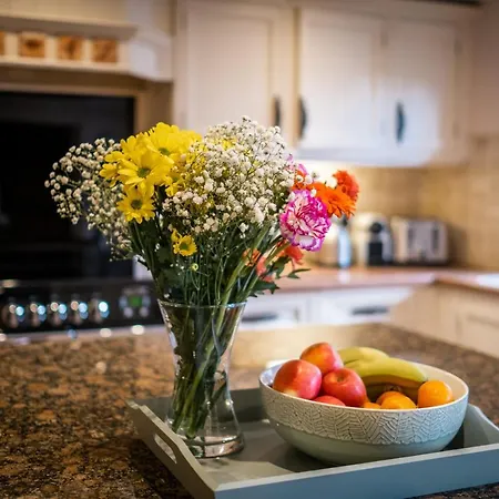 Grade 2 Listed 2 Bedroom Pet Friendly - Parking - Hot Tub - Very Quiet Ferienhaus Bowness-on-Windermere