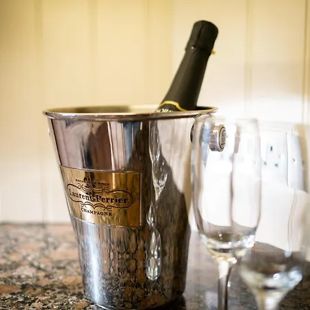 Grade 2 Listed 2 Bedroom Pet Friendly - Parking - Hot Tub - Very Quiet Ferienhaus