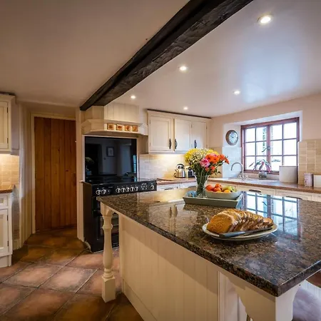 Ferienhaus Grade 2 Listed 2 Bedroom Pet Friendly - Parking - Hot Tub - Very Quiet Bowness-on-Windermere