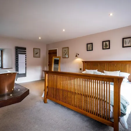 度假居 Grade 2 Listed 2 Bedroom Pet Friendly - Parking - Hot Tub - Very Quiet