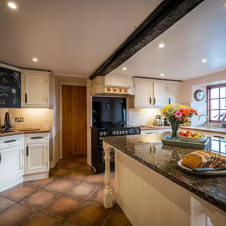 Grade 2 Listed 2 Bedroom Pet Friendly - Parking - Hot Tub - Very Quiet Ferienhaus