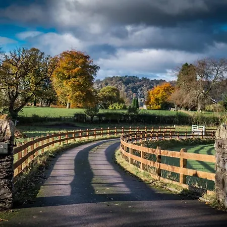Grade 2 Listed 2 Bedroom Pet Friendly - Parking - Hot Tub - Very Quiet Bowness-on-Windermere