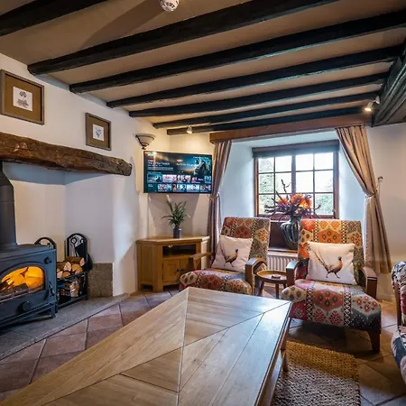 Grade 2 Listed 2 Bedroom Pet Friendly - Parking - Hot Tub - Very Quiet *