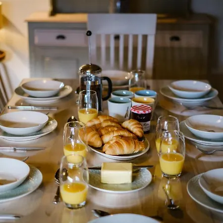 Grade 2 Listed 2 Bedroom Pet Friendly - Parking - Hot Tub - Very Quiet Ferienhaus *