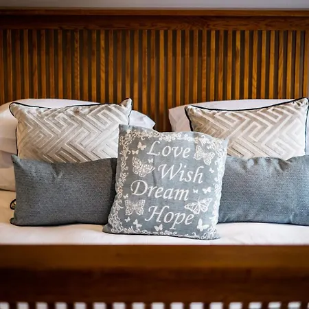 Grade 2 Listed 2 Bedroom Pet Friendly - Parking - Hot Tub - Very Quiet Ferienhaus Bowness-on-Windermere