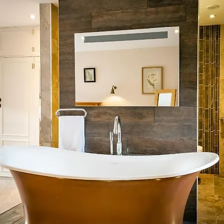 Grade 2 Listed 2 Bedroom Pet Friendly - Parking - Hot Tub - Very Quiet Ferienhaus *