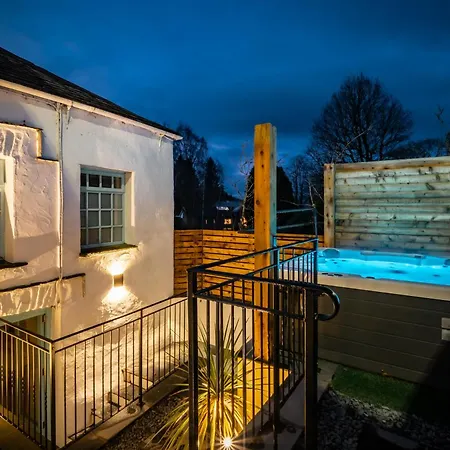 Grade 2 Listed 2 Bedroom Pet Friendly - Parking - Hot Tub - Very Quiet Ferienhaus Bowness-on-Windermere