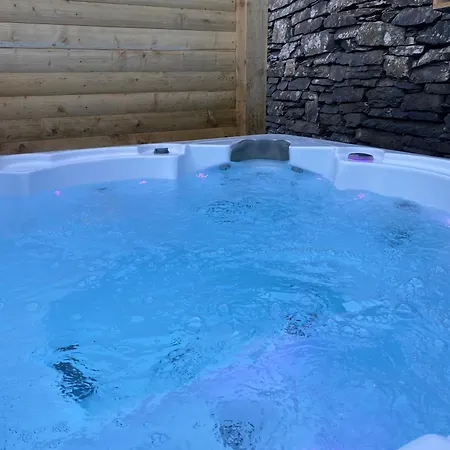 Grade 2 Listed 2 Bedroom Pet Friendly - Parking - Hot Tub - Very Quiet Ferienhaus