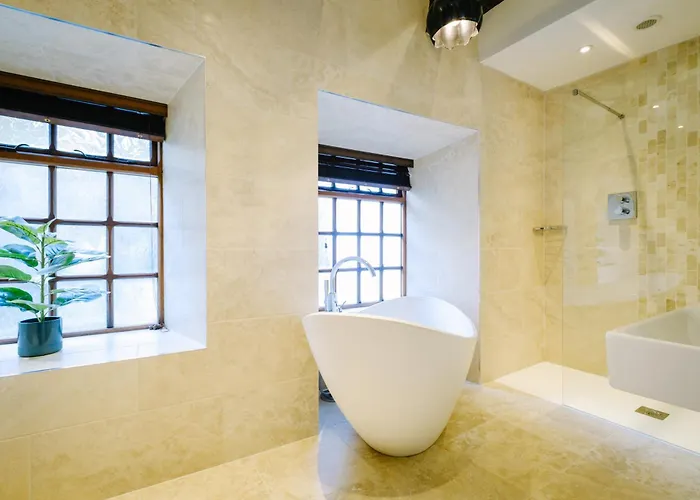 Grade 2 Listed 2 Bedroom Pet Friendly - Parking - Hot Tub - Very Quiet 度假居 鲍内斯温德米尔