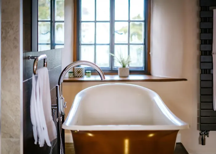 Grade 2 Listed 2 Bedroom Pet Friendly - Parking - Hot Tub - Very Quiet 度假居 *