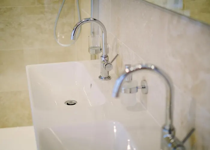 Grade 2 Listed 2 Bedroom Pet Friendly - Parking - Hot Tub - Very Quiet