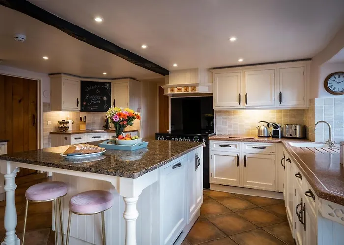 Grade 2 Listed 2 Bedroom Pet Friendly - Parking - Hot Tub - Very Quiet