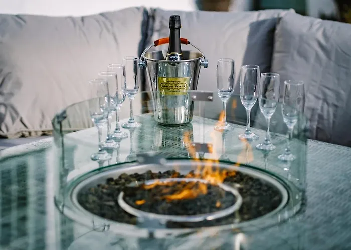 度假居 Grade 2 Listed 2 Bedroom Pet Friendly - Parking - Hot Tub - Very Quiet 鲍内斯温德米尔