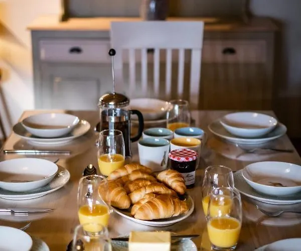 Grade 2 Listed 2 Bedroom Pet Friendly - Parking - Hot Tub - Very Quiet