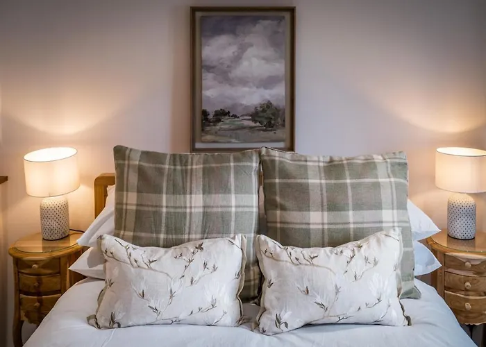 Grade 2 Listed 2 Bedroom Pet Friendly - Parking - Hot Tub - Very Quiet 鲍内斯温德米尔